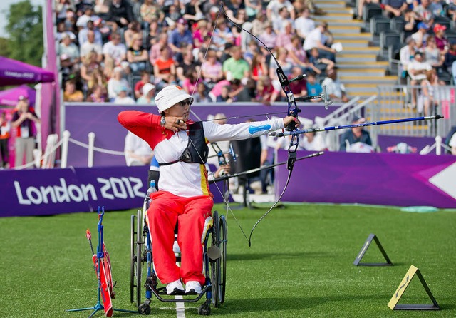 Die Chinesin Jinzhi Li spannt die Sehne bei den Paralympics 2012 in London.    | Foto: DPA