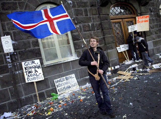 Mit der Landesfahne protestiert ein Is...egen die Krisenpolitik seines Landes.   | Foto: dpa