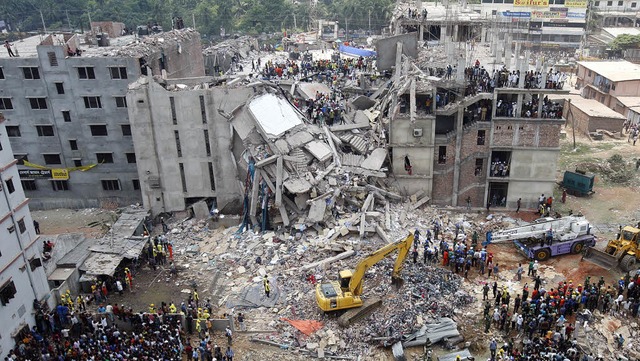 Nur vier der acht Stockwerke des einge...en Gebudes in Dhaka waren genehmigt.   | Foto: AFP