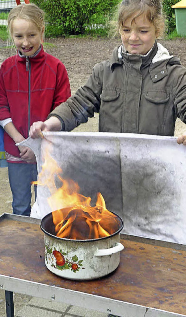 Mirjam Kpel lscht den Brand mit einem Tuch.   | Foto: privat