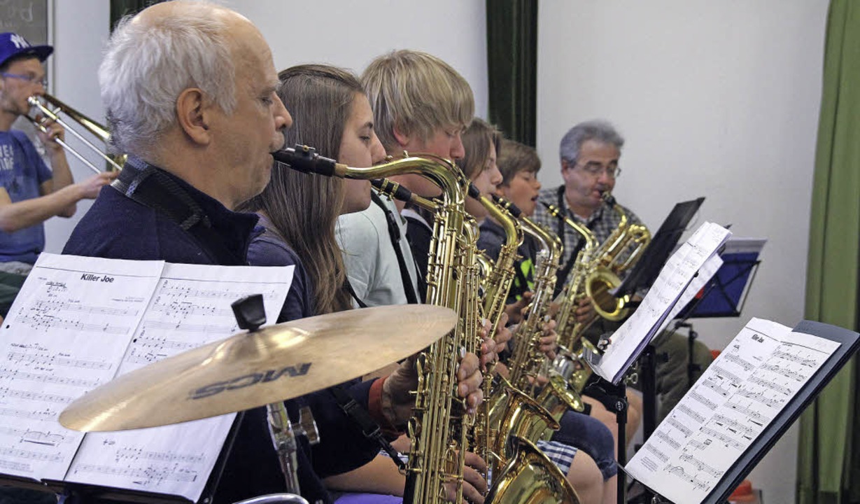 Wuuaap statt Wääh: die Riege der Saxop...Big Band der Jugendmusikschule leitet.  | Foto: A. Huber
