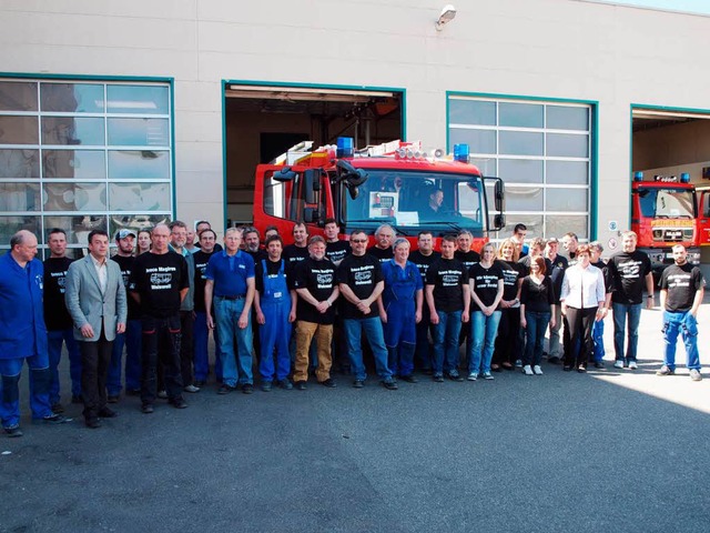 Aufstellung zum Gruppenbild  im Iveco-...Lschfahrzeug geht nach Ehrenkirchen.   | Foto: Michael haberer