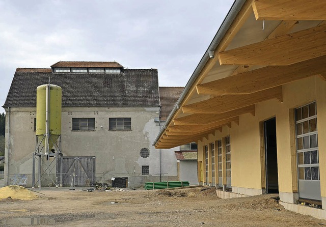 Die neue Fahrzeug- und Lagerhalle fr ...s (im Hintergrund) abgerissen werden.   | Foto: Martin Wunderle