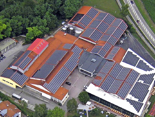 Die Dcher der Bezirkskellerei werden ...rkauf von &#8222;Energiewein&#8220;.    | Foto: bKM