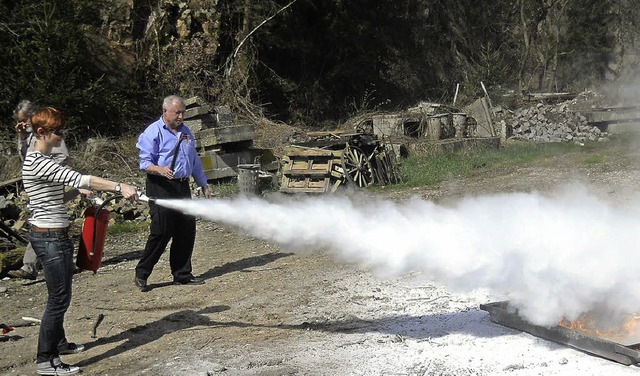 Der Umgang mit einem Feuerlscher will...s Bad Sckingen lernten, wie es geht.   | Foto: BZ