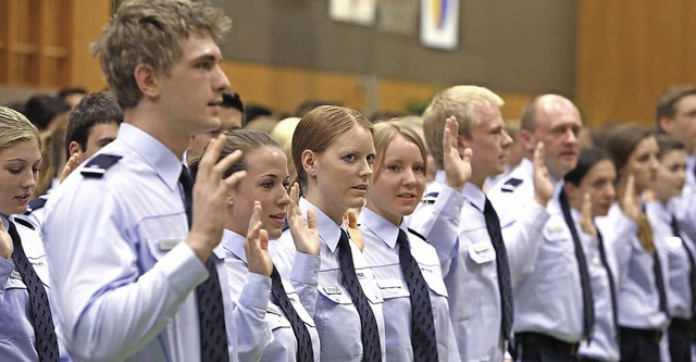 Polizeianwrter legen einen Amtseid auf das Grundgesetz ab.   | Foto: Christoph Breithaupt