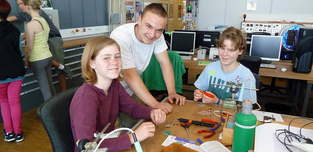 Beim Girls Day bei Energiedienst in Rh... einem technischen Beruf verschaffen.   | Foto: privat