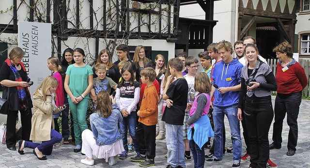 Vor dem Hebelhaus wurden die Kinder sc... rechts Museumspdagogin Heike Kramer.  | Foto: Edgar Steinfelder
