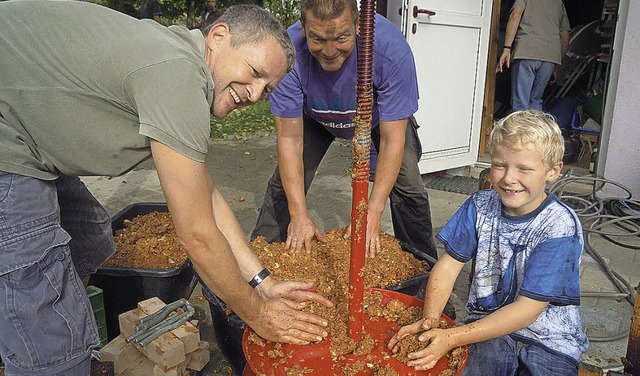 Beim Spielhaus Nollingen ist immer viel los. Hier bei der Mostaktion.  | Foto: Jutta Rogge