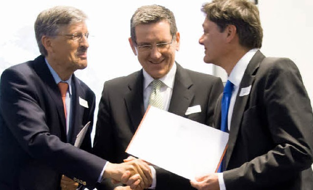 bergabe: Bernd Martin (links) geht, T...t, in der Mitte Reinhold Geilsdrfer.   | Foto: H. Balazeskul