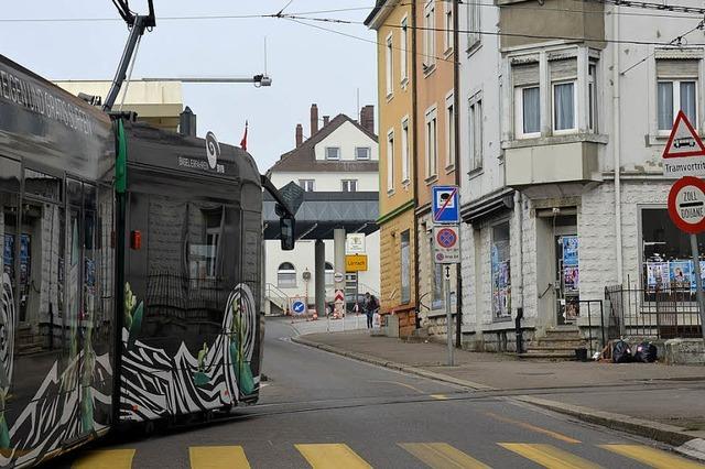 S-Bahn berholt die Tram