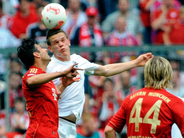 Kopfballduell zwischen Matthias Ginter und Claudio Pizarro.  | Foto: Meinrad Schn