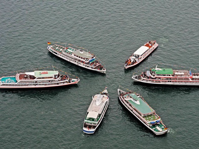 Die Sternfahrt der Weien Flotte hat Tradition. Sie fand 2013 zum 42. Mal statt.  | Foto: dpa