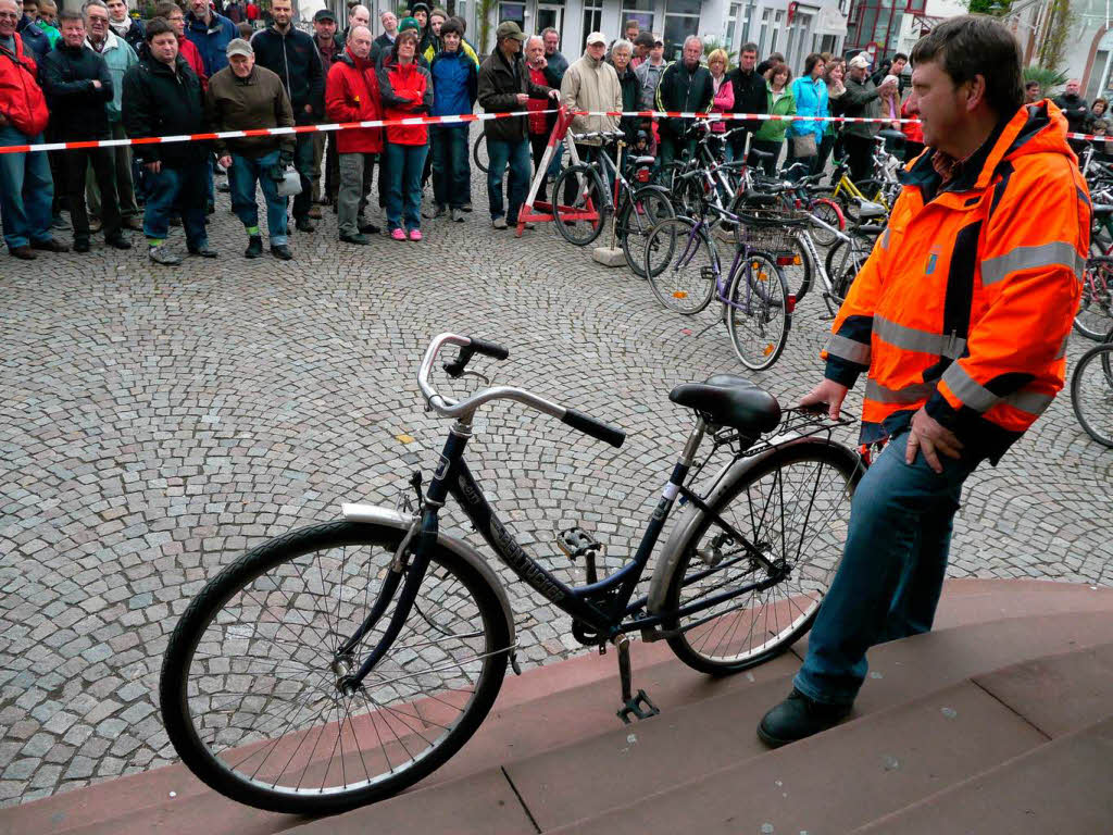 Fahrradversteigerung vor dem Schlosserhaus Fahrradversteigerung vor dem Schlosserhaus