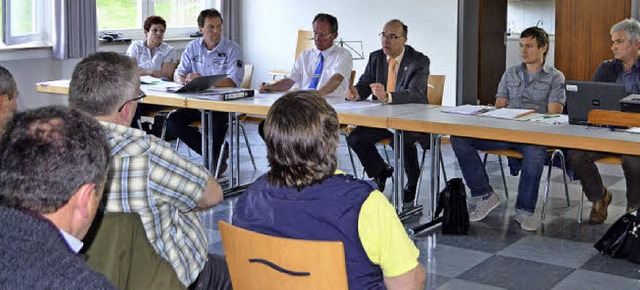 Bei der Brgerversammlung zur Wasserve...an Fix, Planer Ulrich Bischler (v.li.)  | Foto: Nikolaus Bayer