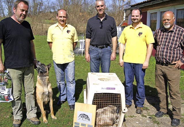 Das schlafende Ferkel im Vordergrund i...er Erwin Klck vom ADRK (von links).    | Foto: Schopferer