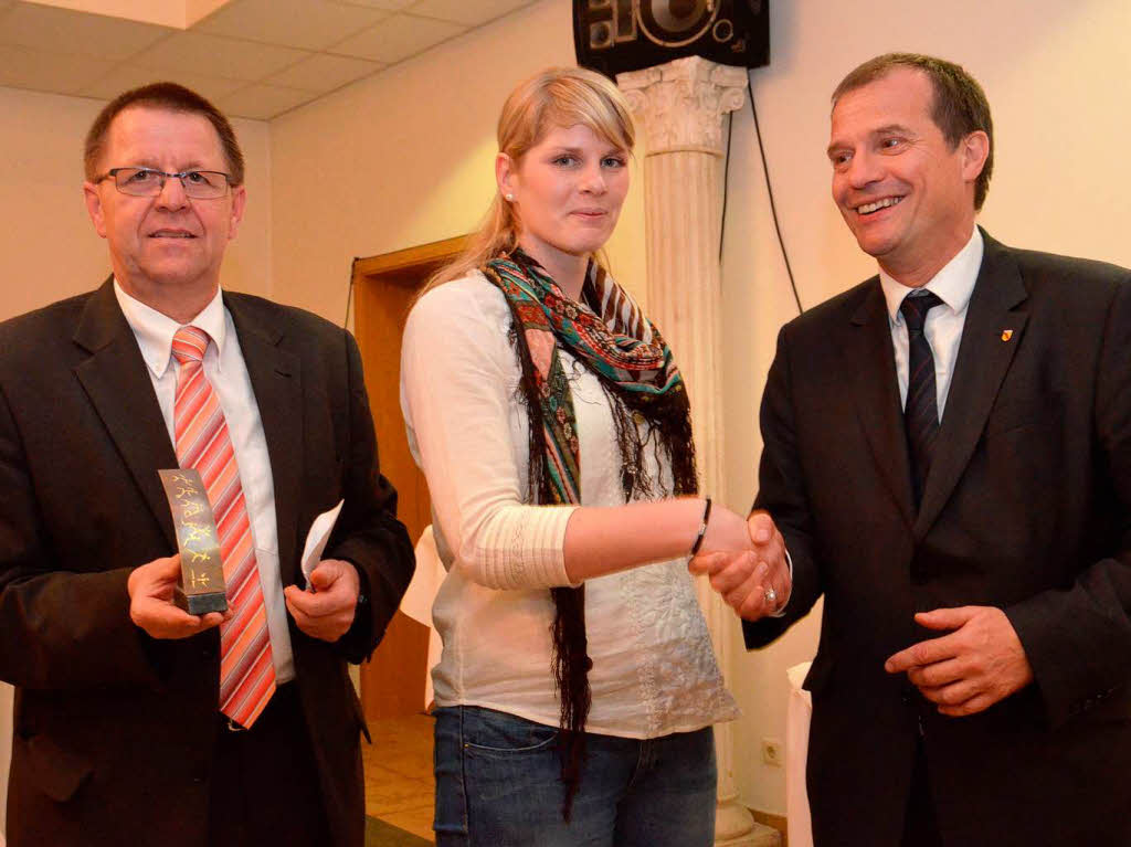 Dieter Wild und OB Klaus Eberhardt mit Sarah Mester (Sportlerin des Jahres)