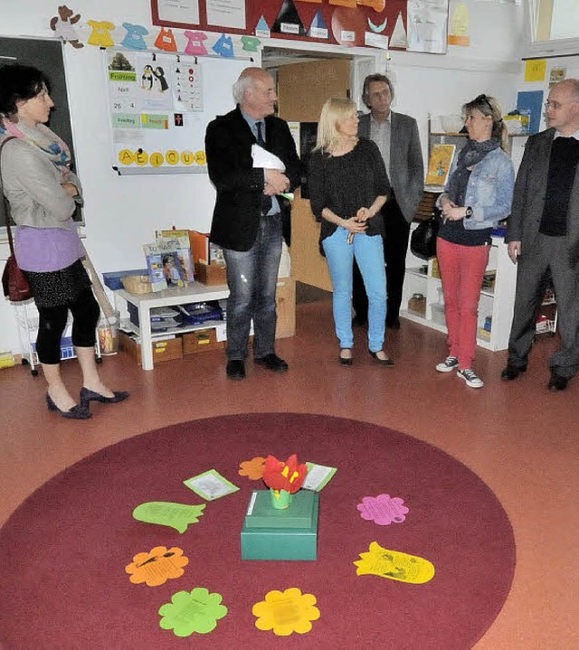 Bunt ist so ein Klassenzimmer einer ja...e Gebhart MdL Alexander Schoch zeigten  | Foto: Markus Zimmermann               