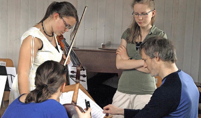 In der Pause besprach Julian Gibbons d...derer sowie Ariadne und Dorothea Birth  | Foto: Karin Stckl-Steinebrunner