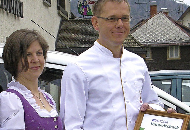 Bianca und Franz-Josef Schmidt haben ein DEHOGA-Zertifikat erhalten.   | Foto: Ulrike Spiegelhalter