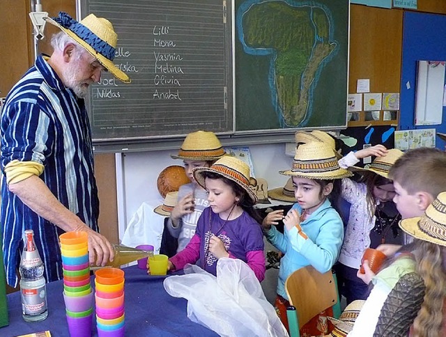 Geschichten aus Afrika machen durstig:...n der Schnbergschule einen Saft aus.   | Foto: privat