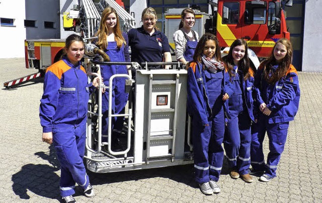 Feuerwehrfrau Kirsten Hauser (Dritte v...dchen beim Girls&#8217; Day betreut.   | Foto: CWE