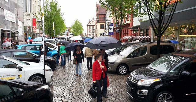 Autosalon im Regen, Hauptstrae Rathau...nhornapotheke, Spinner, Mller Zinser,  | Foto: Seller Helmut