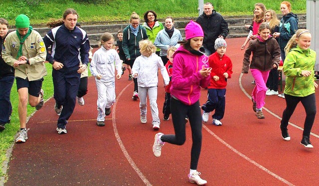 Los gehts. Ein buntes Feld von Lauf- u...ann Punkt 16 Uhr mit dem Rundendrehen.  | Foto: Rolf Reimann