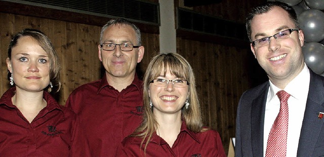 Brgermeister Ulrich Krieger (rechts) ...on links) zum Jubilum des Vereins.     | Foto: Charlotte Frse