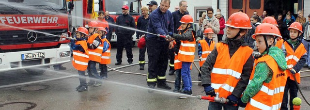 Wasser marsch! Der Einsatz  der Wasser...en der Ettenheimer Feuerwehr Spa pur.  | Foto: Ulrike Hiller