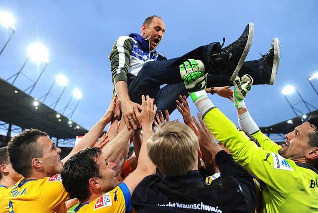 Die Braunschweiger Spieler lassen nach...ainer Torsten Lieberknecht hochleben.   | Foto: Dpa