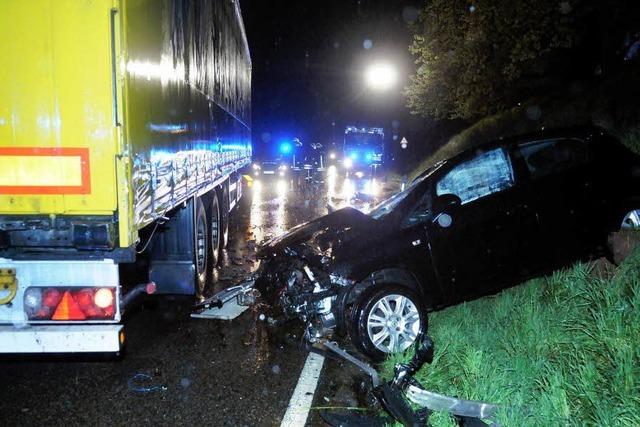Unfall am Schnberg: Auto gegen Lastwagen