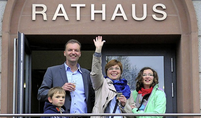 Jochen Fischer mit Frau Heike, Sohn Sa...nnah-Luna vor seinem neuen Arbeitsort   | Foto: Wolfgang Knstle