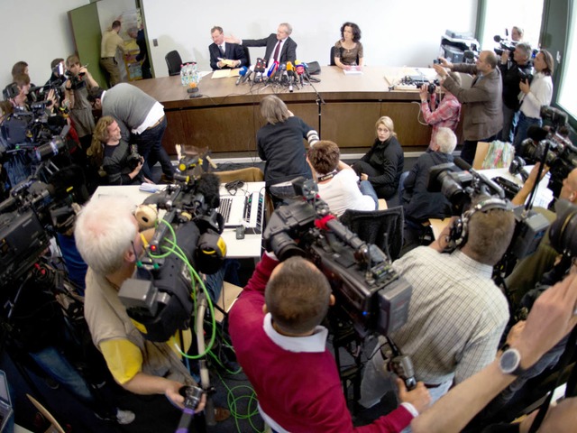 Groes Medieninteresse bei der Bekanntgabe des Losentscheids  | Foto: dpa