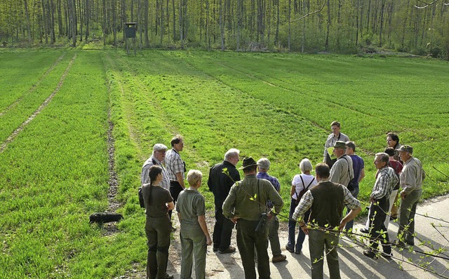 Jgerkollegen und Gemeindevertreter be...und dem Feldweg am Fu des Nimberges.   | Foto: matthias hollerbach