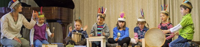 Musiklehrerin Helene Lang spielte mit ...ndergartenkindern einen  Indianertanz.  | Foto: Friederike Trndle