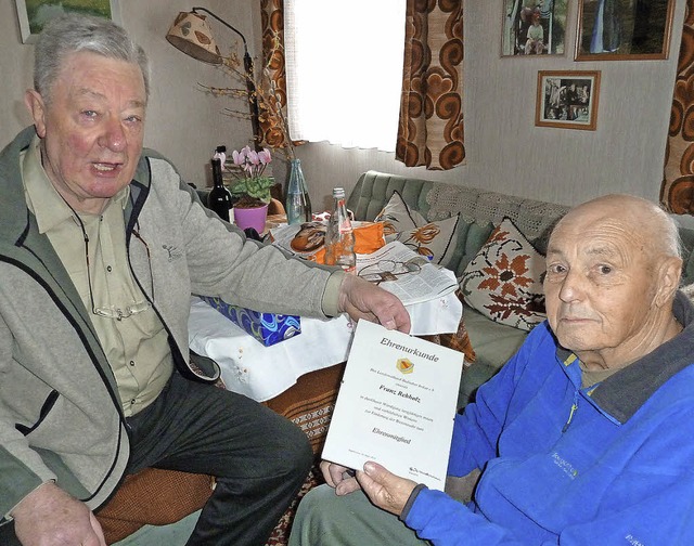 Oskar Bier berreicht Franz Rebholz di...dschaft fr 50 Jahre beim Imkerverein.  | Foto: Heidrun Simoneit