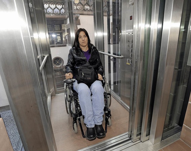 Einen behindertengerechten Aufzug &#82...h die Staufener Belchenhalle bekommen.  | Foto: Ingo Schneider