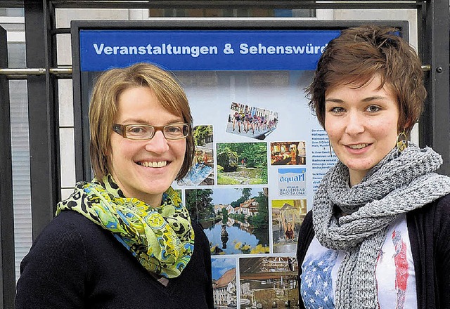 Hfingens Tourismusamtsleiterin Susann... ihrer neuen Kollegin Julia Hlderle.   | Foto: Lendle