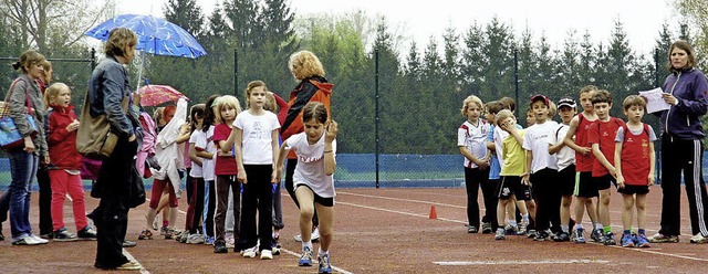 Die Kinder trotzten am Freitag dem Dauerregen.   | Foto:  Verein