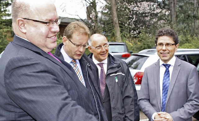 Bundesumweltminister Peter Altmaier be...rmeister Harald Reinhard (von links).   | Foto: Andreas Peikert