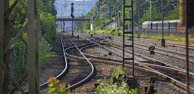 Unter der Festhallenbrcke hindurch knnte die Baustrae fhren.    | Foto: BZ