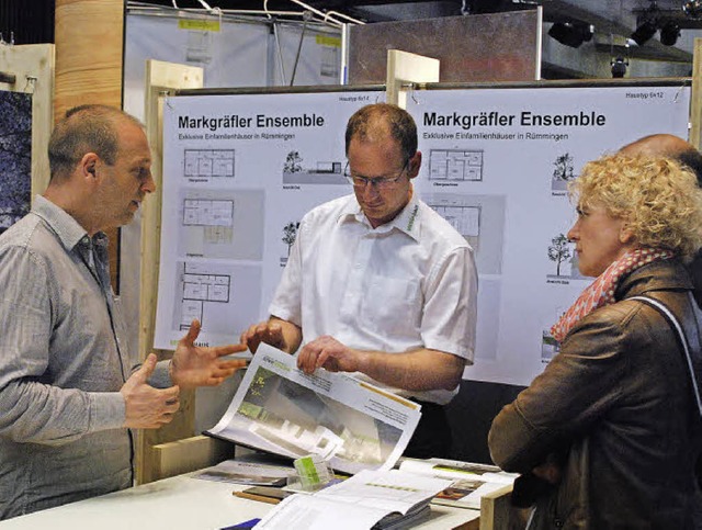 Haus oder Wohnung. Das Interesse war gro im Burghof.   | Foto: Mink