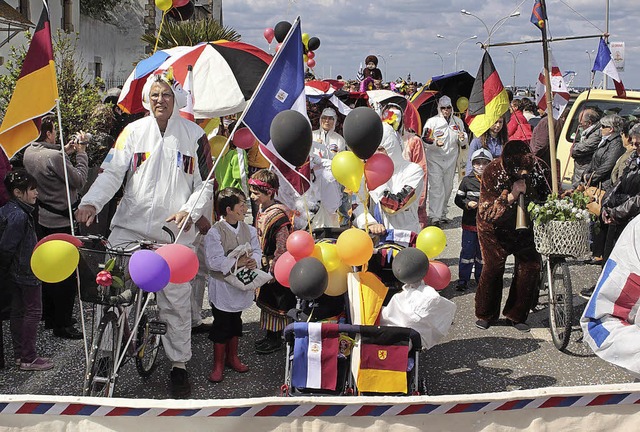 Viel Schwarz, Rot und Gold prgte den ...fil des Carnavaliers  in Le Croisic.   | Foto: privat