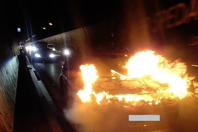 Deutsches Auto brennt im Bözbergtunnel völlig aus