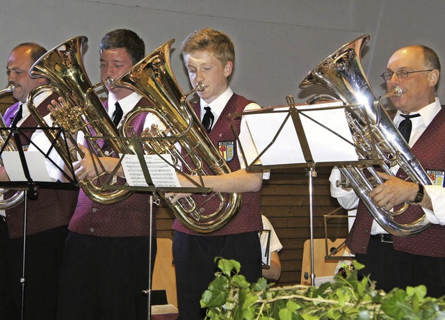 Beim Wunschkonzert des Musikvereins Ob... mit ihren Tenorhrnern das Publikum.   | Foto: Reinhard  Herbrig