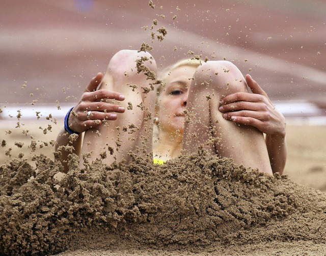 Viel Sand wirbelte diese  Springerin  auf.   | Foto:  Alexandra  Buss