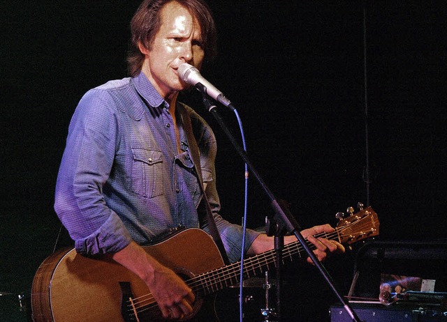 Hervorragend an Gitarre, Geige und Mikrofon: Steven Bailey   | Foto: Ullmann