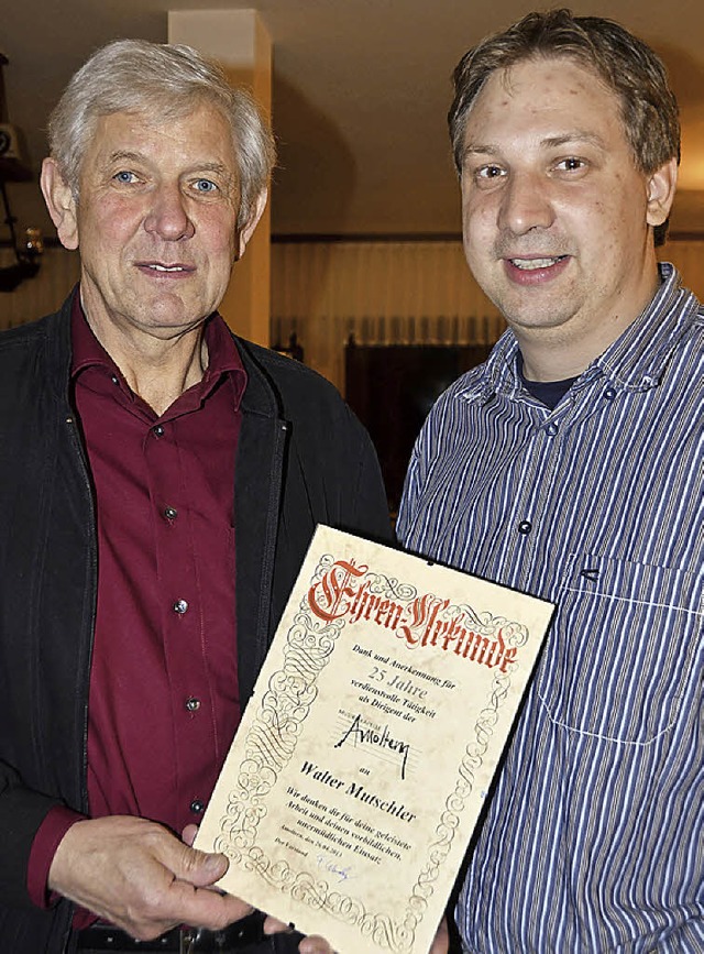 Fabian Weisenberger ehrt  Dirigent Walter  Mutschler.  | Foto: Roland Vitt