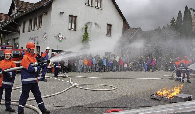 Feuer vor dem Feuerwehrhaus: Vorfhrung beim Aktionstag in Wallbach.   | Foto: Jrn Kerckhoff